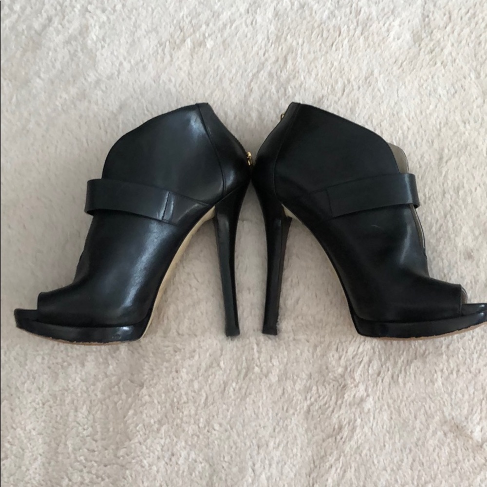 Michael Kors🌹booties with gold hardware - Picture 2 of 7
